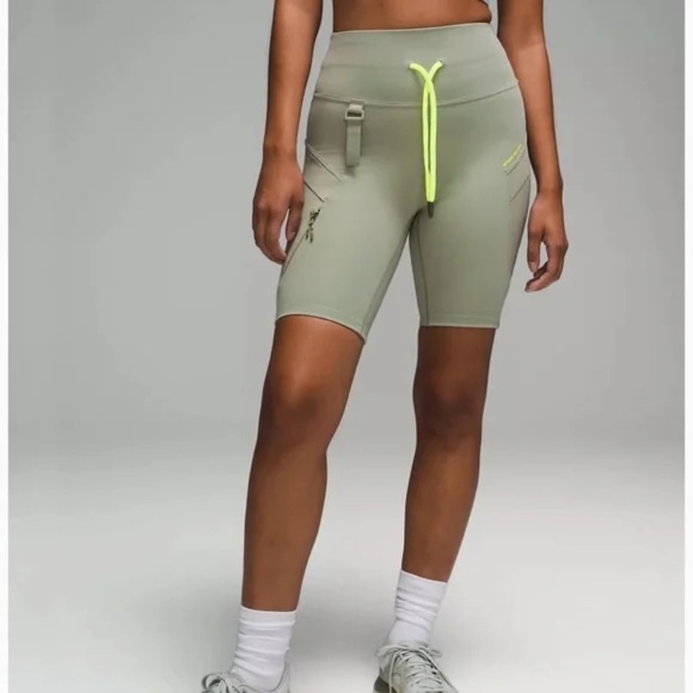 LULULEMON Cargo Super-High-Rise Hiking Short 8"